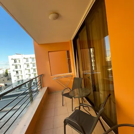 Vip On Makenzie Apartment Larnaca